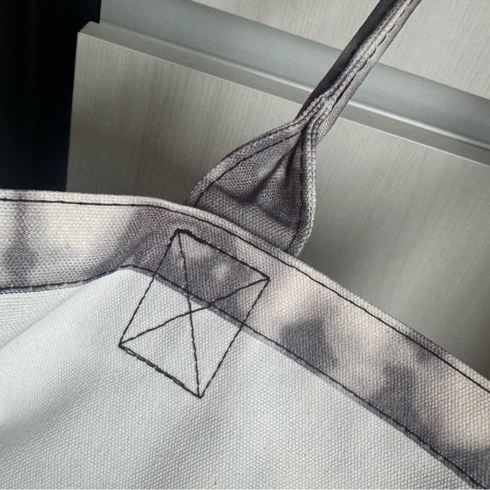 ALO Yoga Monochrome Women's Tote Bag Oversized - Picture 5 of 6